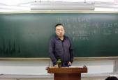 张老师,三尺讲台育桃李，一生奉献谱华章